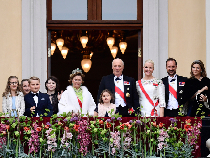 The Royal Family listened to a birthday speech and the birthday song from the Palace Balcony. Photo: Jon Olav Nesvold / NTB scanpix
